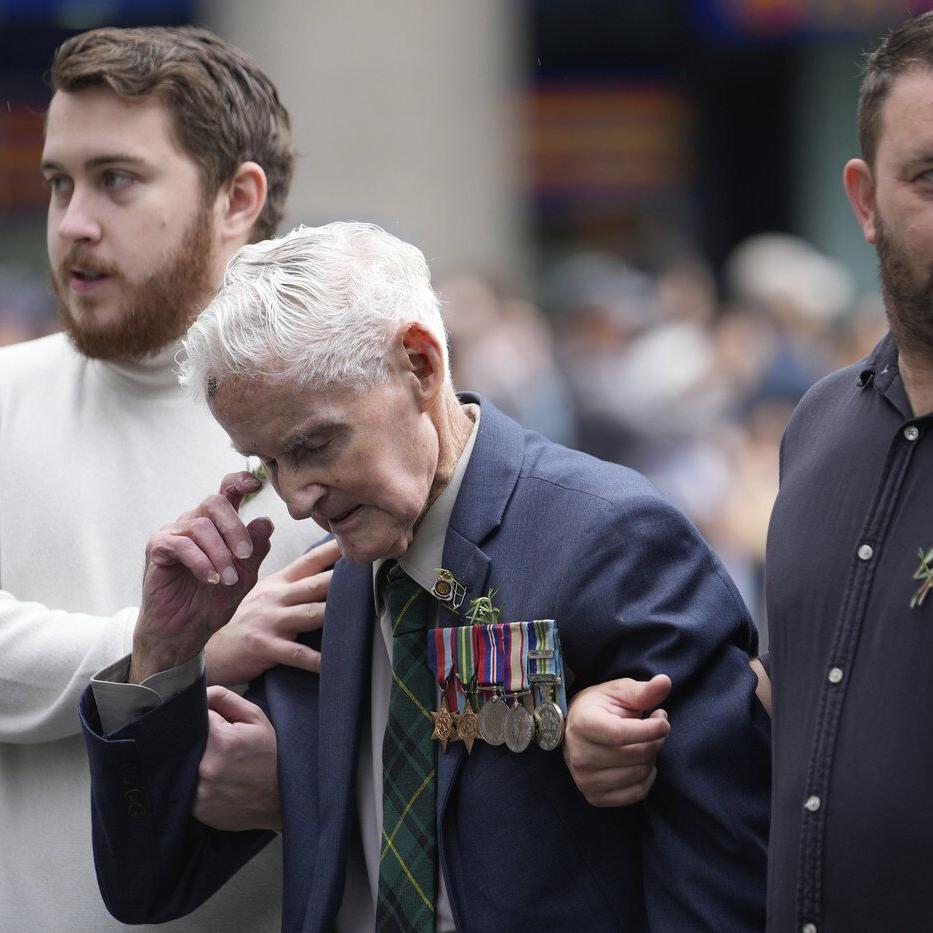 Australians and New Zealanders commemorate war dead on Anzac Day